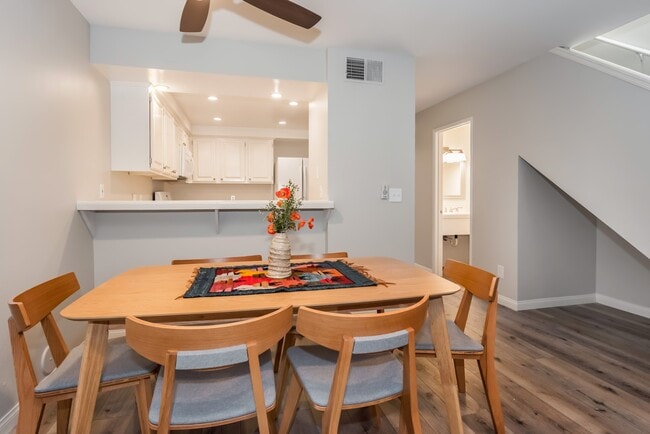 Building Photo - Spacious Downtown 2 bed/ 2.5 bath Condo - 2 blocks from Cottage!