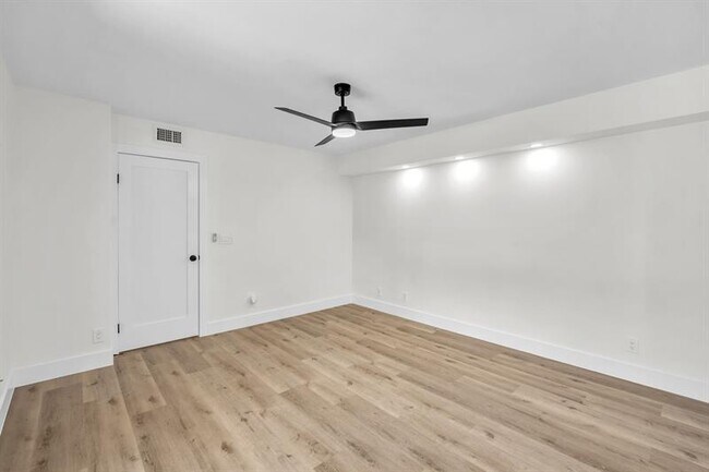 Building Photo - 9919 NW 6th Ct