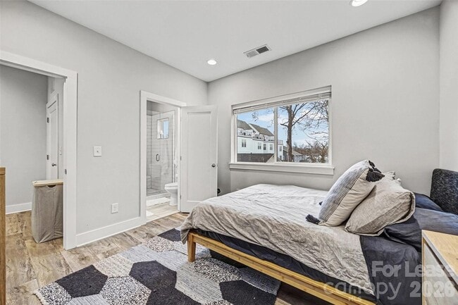 Building Photo - 840 E 18th St