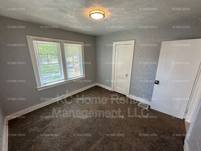 Building Photo - 5600 Park Ave