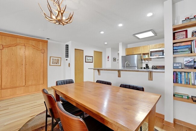 Building Photo - Summer Rental- Liftside Condos #205