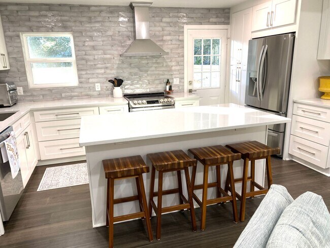 Building Photo - A Stones Throw to the Historic District