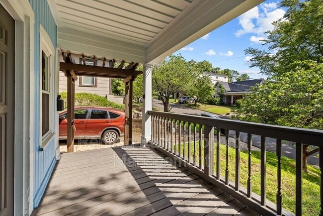 Building Photo - 609 34th St S