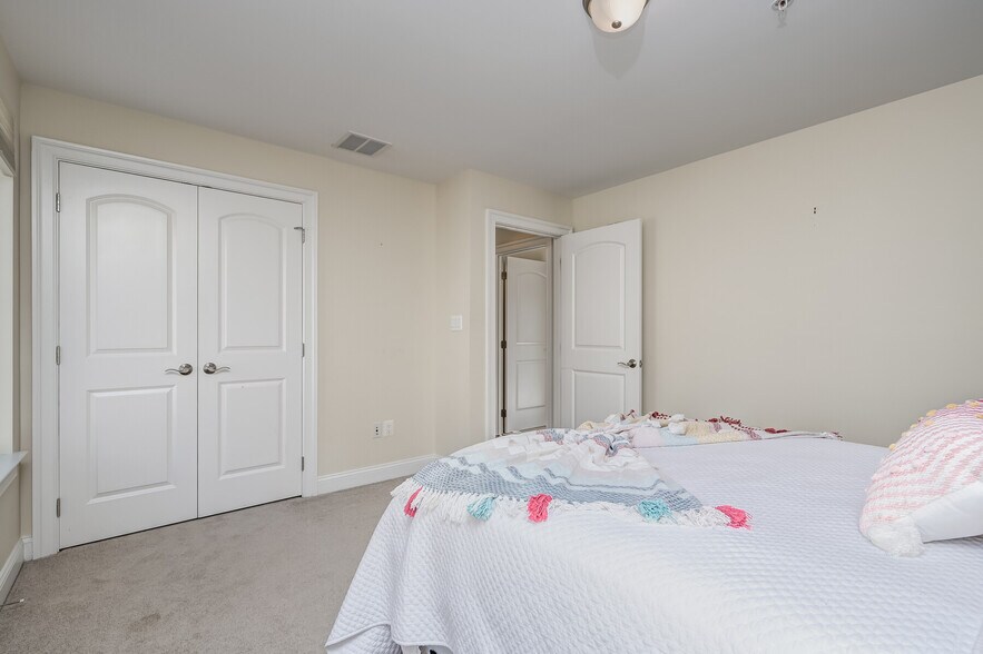 Building Photo - 621 Ponte Villas N