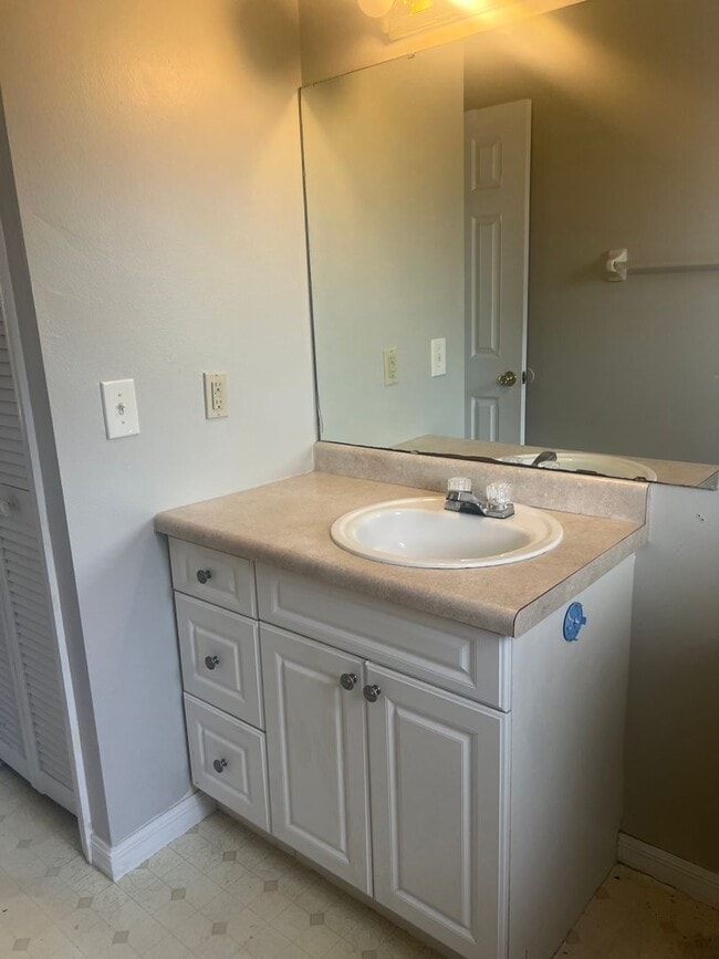 Building Photo - Wonderful 2 bedroom home with Addition Den or Office, Great Location