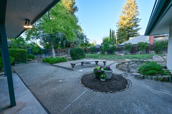 Building Photo - 8418 N Del Mar Ave