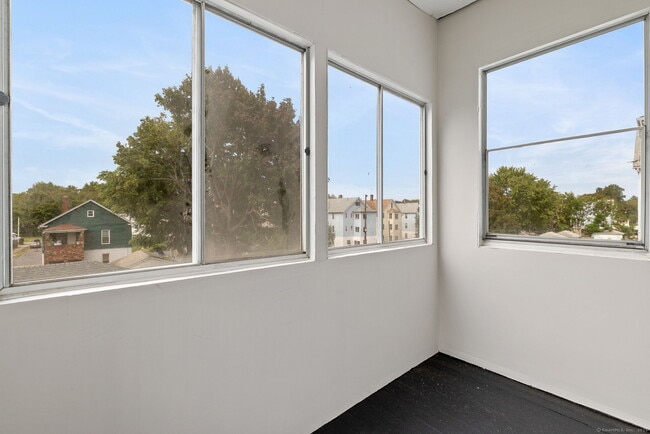 Building Photo - 279 Linwood St