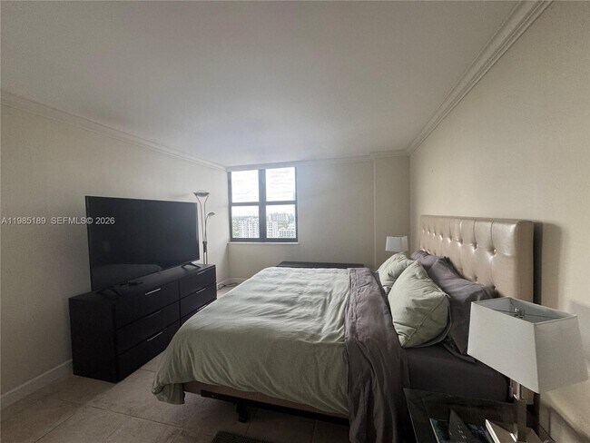 Building Photo - 2555 Collins Ave