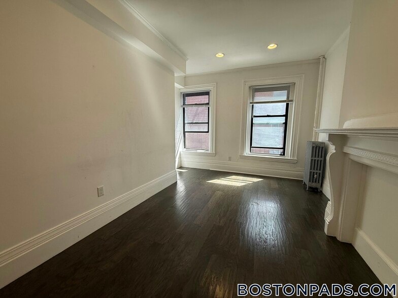 Building Photo - 270 Newbury St