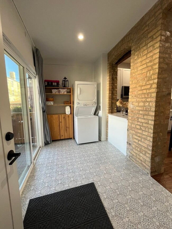 Building Photo - 2548 W Argyle St