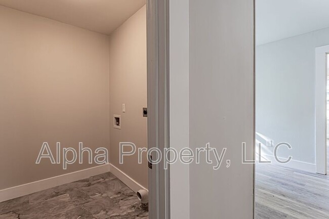 Building Photo - 741 Anderson Dr