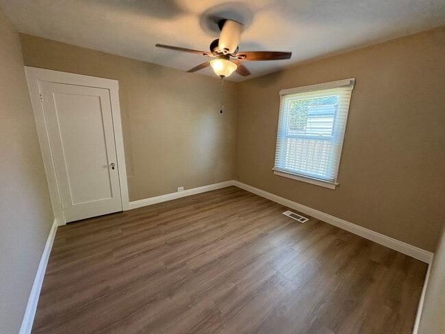 Building Photo - Spacious Tulare home Available Now!