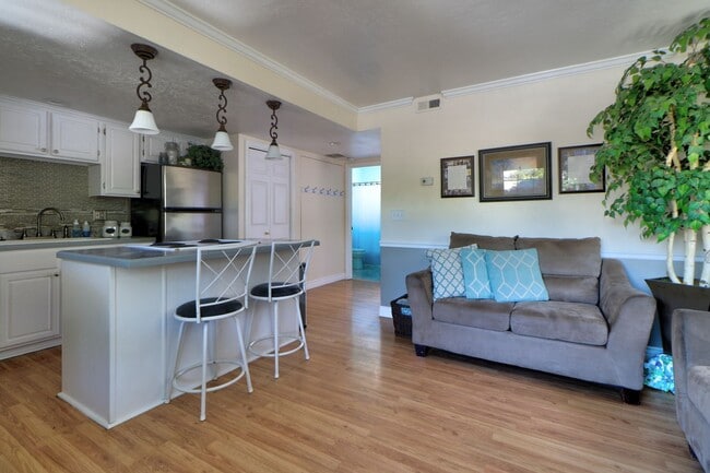 Building Photo - Pet Friendly Townhome in Provo