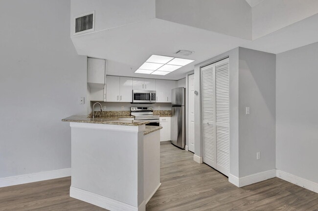 Building Photo - 600 Crestwood Ct N
