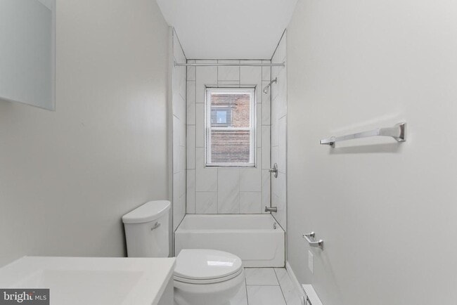 Building Photo - 2528 Collins St