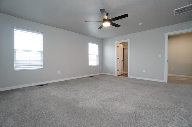 Building Photo - 1512 W Cub River Dr