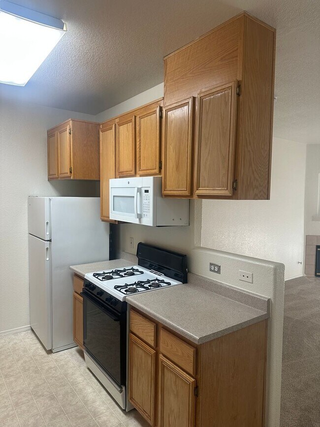 Building Photo - NE Near Nellis! Gated! Community Pool, Spa...
