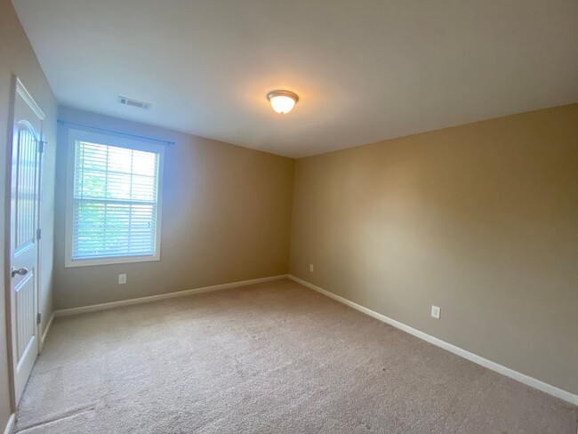 Building Photo - 118 Broomsedge Ln