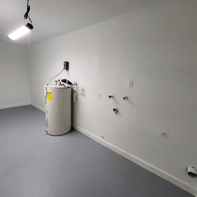 Building Photo - NICE OPEN HOME READY TO RENT!