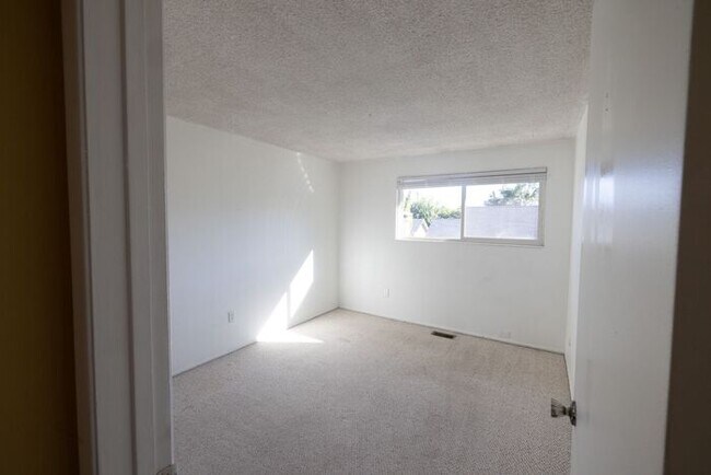 Building Photo - Cute 2 Bedroom East Sparks Townhouse
