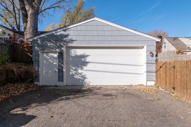 Building Photo - 5033 Oxford Ave
