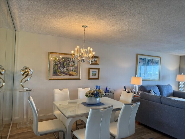 Building Photo - 1523 E Hillsboro Blvd