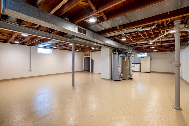 Building Photo - 429 E La Salle Ave