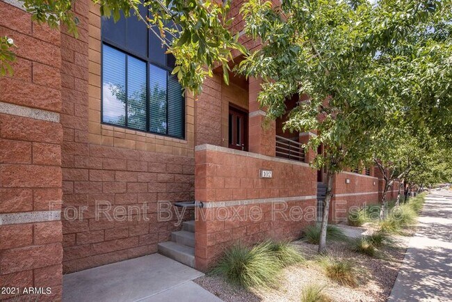 Building Photo - 330 S Farmer Ave