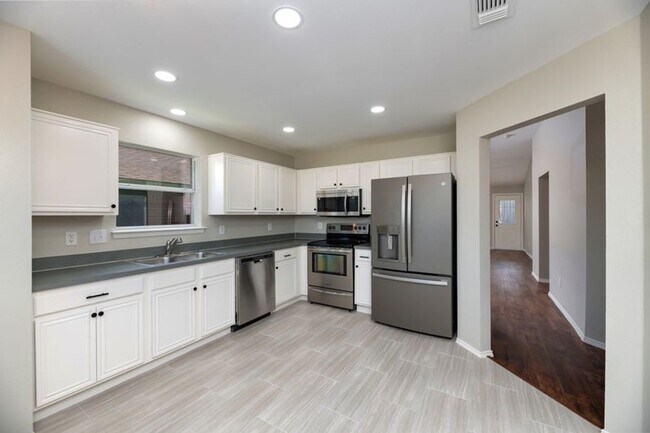 Building Photo - Move in Ready! 3 Bed/ 2 Bath in White Sett...