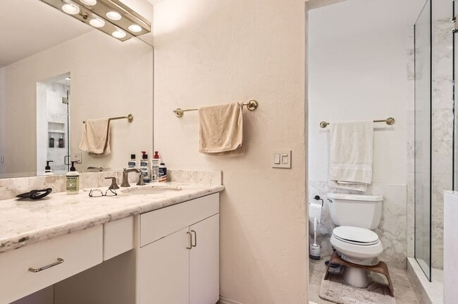 Building Photo - Gorgeous Home in Centennial w/Beautiful Fi...