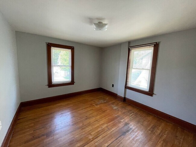 Building Photo - Three bedroom 1 1/2 bathroom home for rent