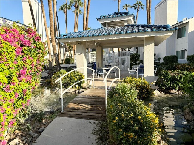 Building Photo - 1800 Club House Dr