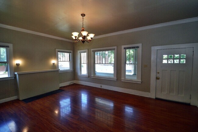 Building Photo - 206 Hazel St