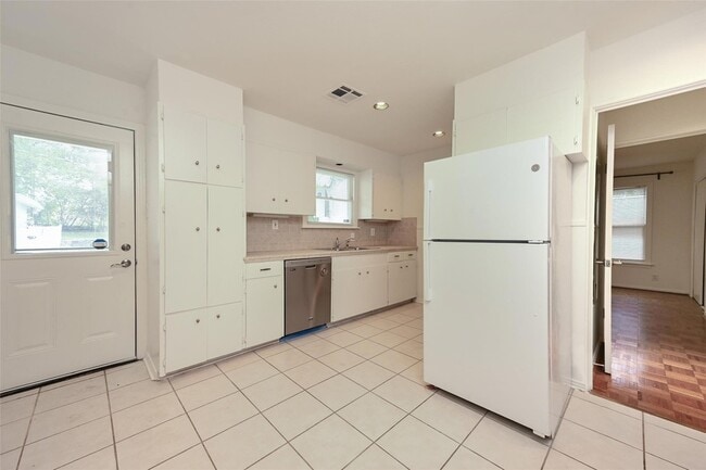 Building Photo - 2110 Westover Rd