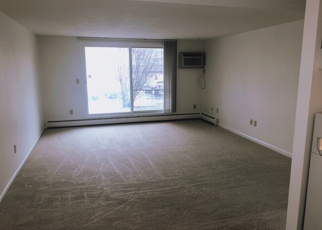 Building Photo - Roseville Apt 108