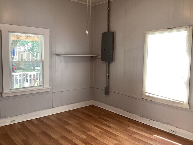 Building Photo - DOWNTOWN WILMINGTON! Historic Cottage - 2B...