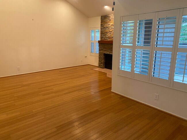 Building Photo - Wonderfully located 3bed, 3 bath in the heart of Westlake VIllage