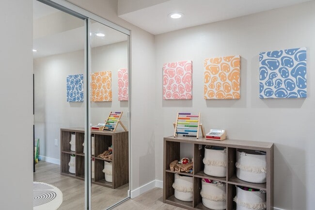 Building Photo - Fully remodeled!