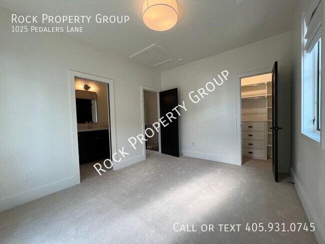 Building Photo - 1025 Pedalers Ln