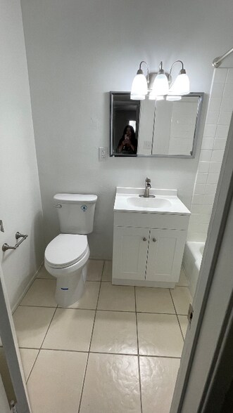 Building Photo - 1818 Rexford Dr