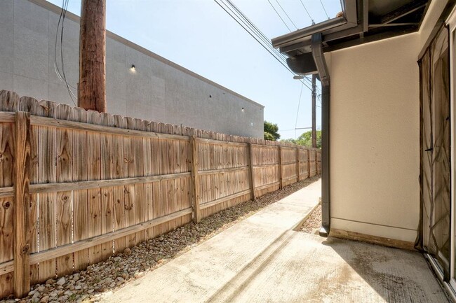 Building Photo - 4802 W Wind Trail
