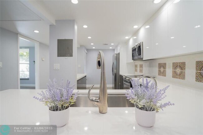 Building Photo - 7 Royal Palm Way