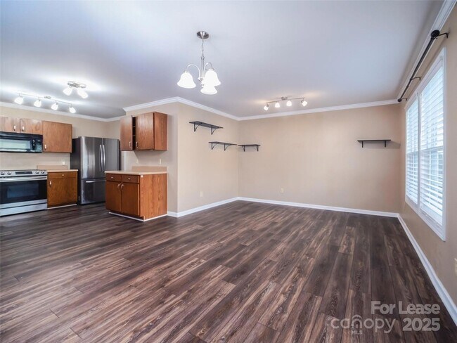 Building Photo - 910 Torsion Lane