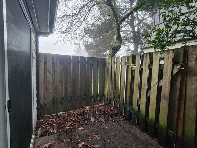 Building Photo - $1,000.00  OFF  1ST  FULL  MONTH'S  RENT   Pet-friendly Townhouse Near Parks and Downtown Newberg