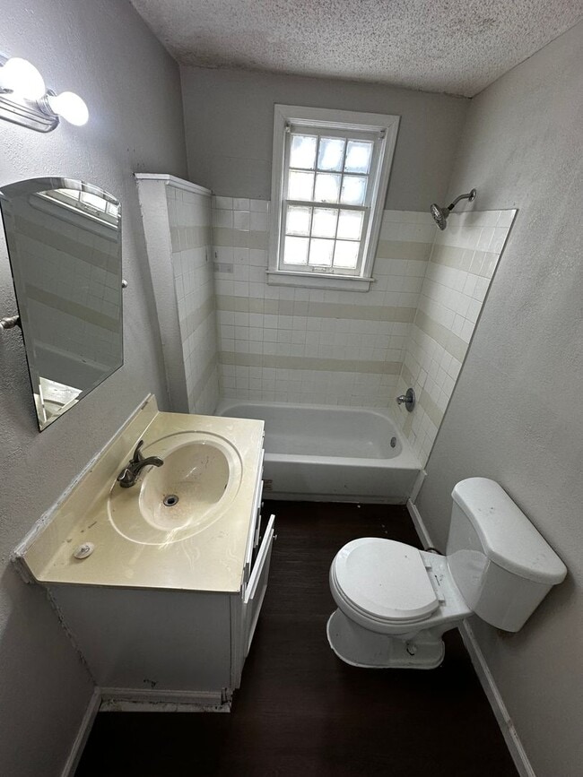 Building Photo - 3 bed 1 1/2 bath