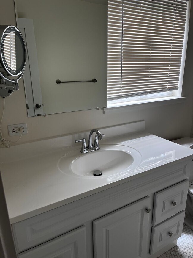 Building Photo - Charming Cottage for Rent in Montecito