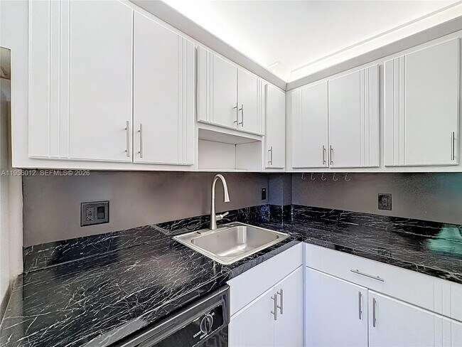 Building Photo - 605 Oaks Dr