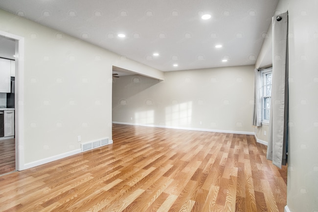 Building Photo - Move in mid-April