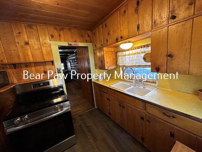 Building Photo - Two Bedroom Cabin in Indian Hills!