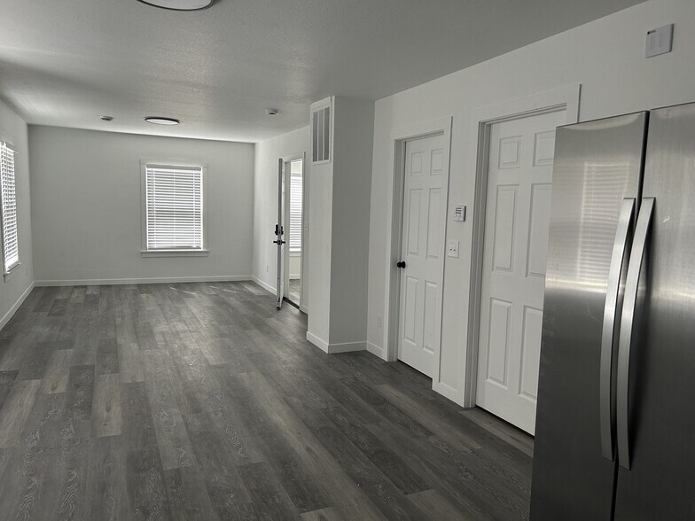 Building Photo - 5807 20th Ave